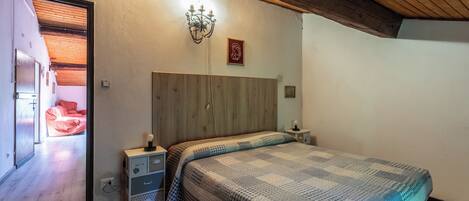 Iron/ironing board, bed sheets