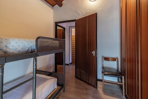 Iron/ironing board, bed sheets