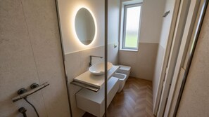 Vierbettzimmer | Badezimmer | Dusche, Haartrockner, Handtücher, Seife