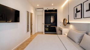 Desk, laptop workspace, iron/ironing board, free WiFi - The Central Stay Cagliari (Cagliari)