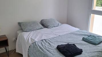 2 habitaciones, escritorio, tabla de planchar con plancha y wifi gratis