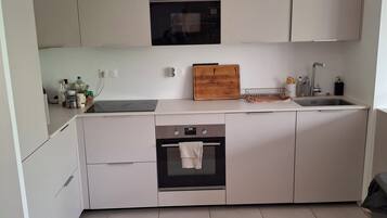 Refrigerador, microondas, horno, placa de cocina
