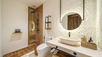 Luksus-villa - udsigt til pool | Badeværelse | Brusehoved med spredningseffekt, badekåber, hjemmesko, bidet