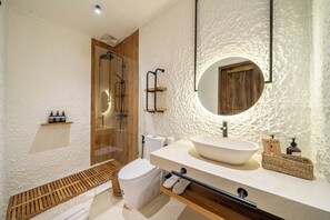Luxury-Villa, Poolblick | Badezimmer | Regendusche, Bademäntel, Hausschuhe, Bidet