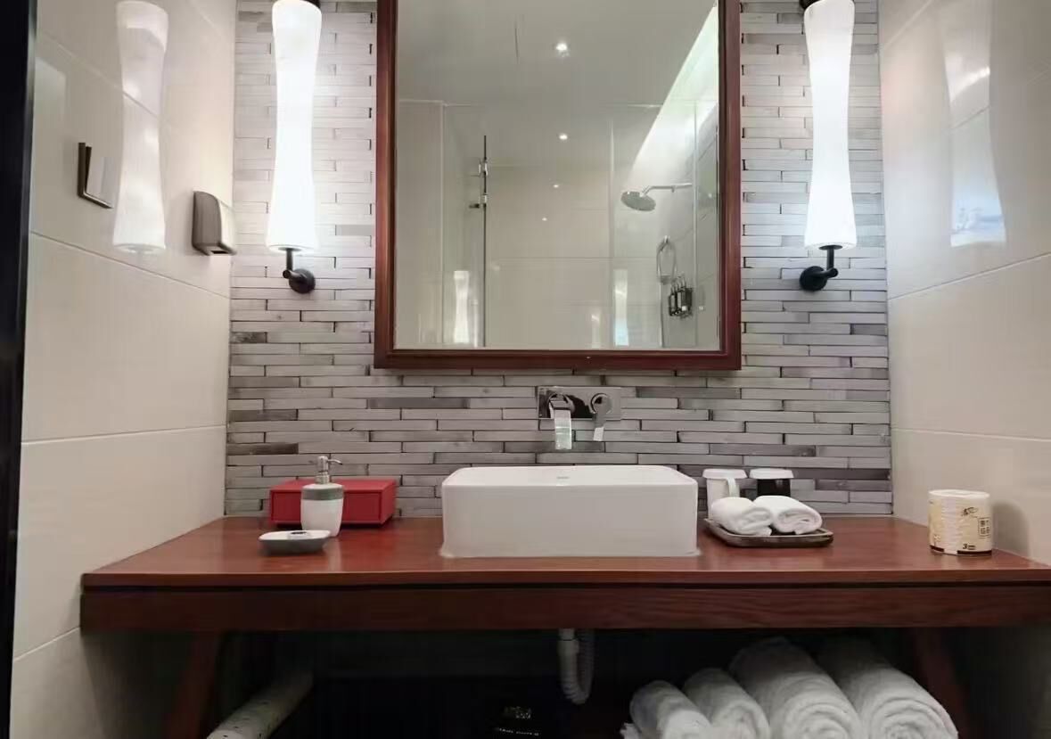 Habitación superior con 1 cama matrimonial o 2 individuales, vista a la ciudad | Baño | Secadora de cabello, toallas, shampoo, papel de baño 