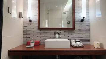 Habitación superior con 1 cama matrimonial o 2 individuales, vista a la ciudad | Baño | Secadora de cabello, toallas, shampoo, papel de baño