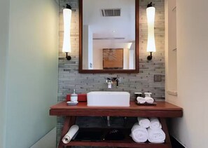 Superior Single Room, City View | Bathroom | Hair dryer, towels, shampoo, toilet paper - Yeboqinhuai SSAW BOUTIQUE Hotel Qinhuai (Nan Jing Shi)
