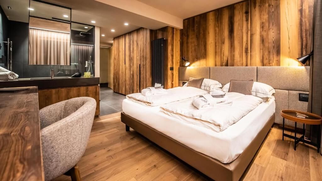 Exclusive Double Room | In-room safe, iron/ironing board, free WiFi, wheelchair access