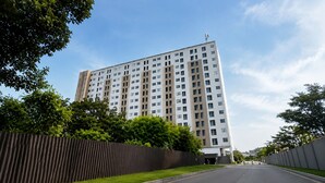 A high-rise residential building with multiple floors, a gated entrance, and a clear sky. - 19 AVENUE Meeran By Reccoma (Tangerang)