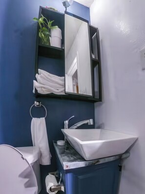 House, Patio, Courtyard View | Bathroom | Hair dryer, towels, soap, shampoo - Cozy House  (Fort Worth)