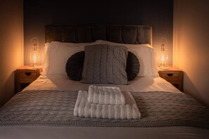 Desk, iron/ironing board, WiFi, bed sheets - Central Llandeilo with Stunning views- Sleeps 2 (Carmarthenshire)