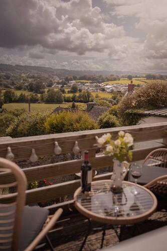 Central Llandeilo with Stunning views- Sleeps 2