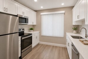 Standard Room | Private kitchen | Fridge, microwave, oven, stovetop - The Linden Stay (Toronto)