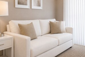 Standard Room | Living area - The Linden Stay (Toronto)