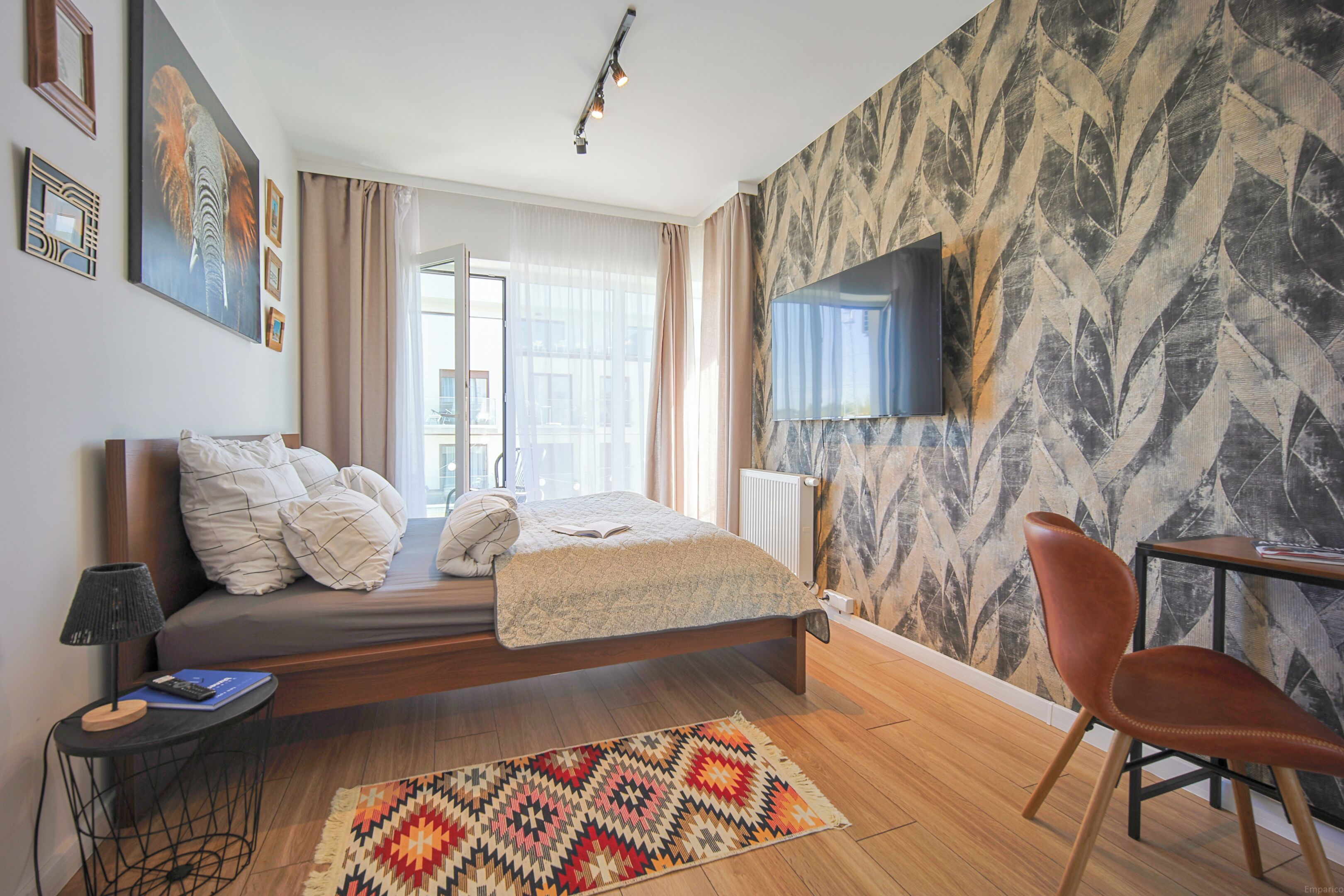 Iron/ironing board, WiFi, bed sheets