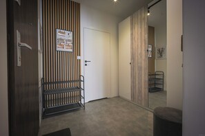 Interior - Black Elephant Apartment - Stylish Stay with AC and Parking in Częstochowa (Częstochowa)
