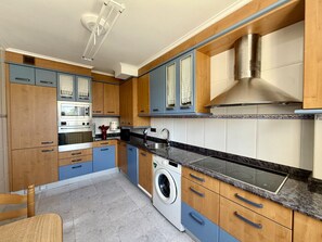 Refrigerador, microondas, horno y cafetera y tetera 