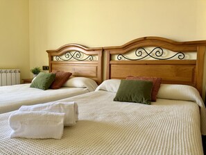 Tabla de planchar con plancha y ropa de cama 