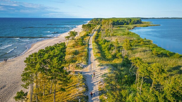 A coastal path with beach access, surrounded by greenery and leading to a body of water. - Holiday Homes With Access to a Pool, Sauna and Jacuzzi (Darlowo)