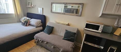 1 habitación, tabla de planchar con plancha, wifi gratis y ropa de cama