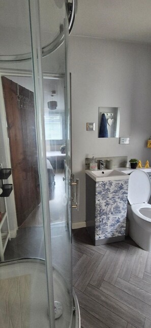 Bathroom - Apartment Sleeps 4 With Parking (Cardiff)