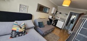 Living area - Apartment Sleeps 4 With Parking (Cardiff)