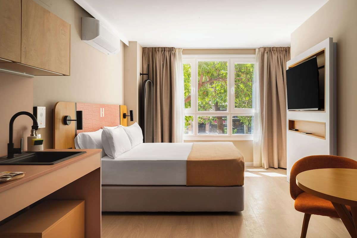 Studio (wheelchair accessible) | Individuelt design, individuel indretning, skrivebord