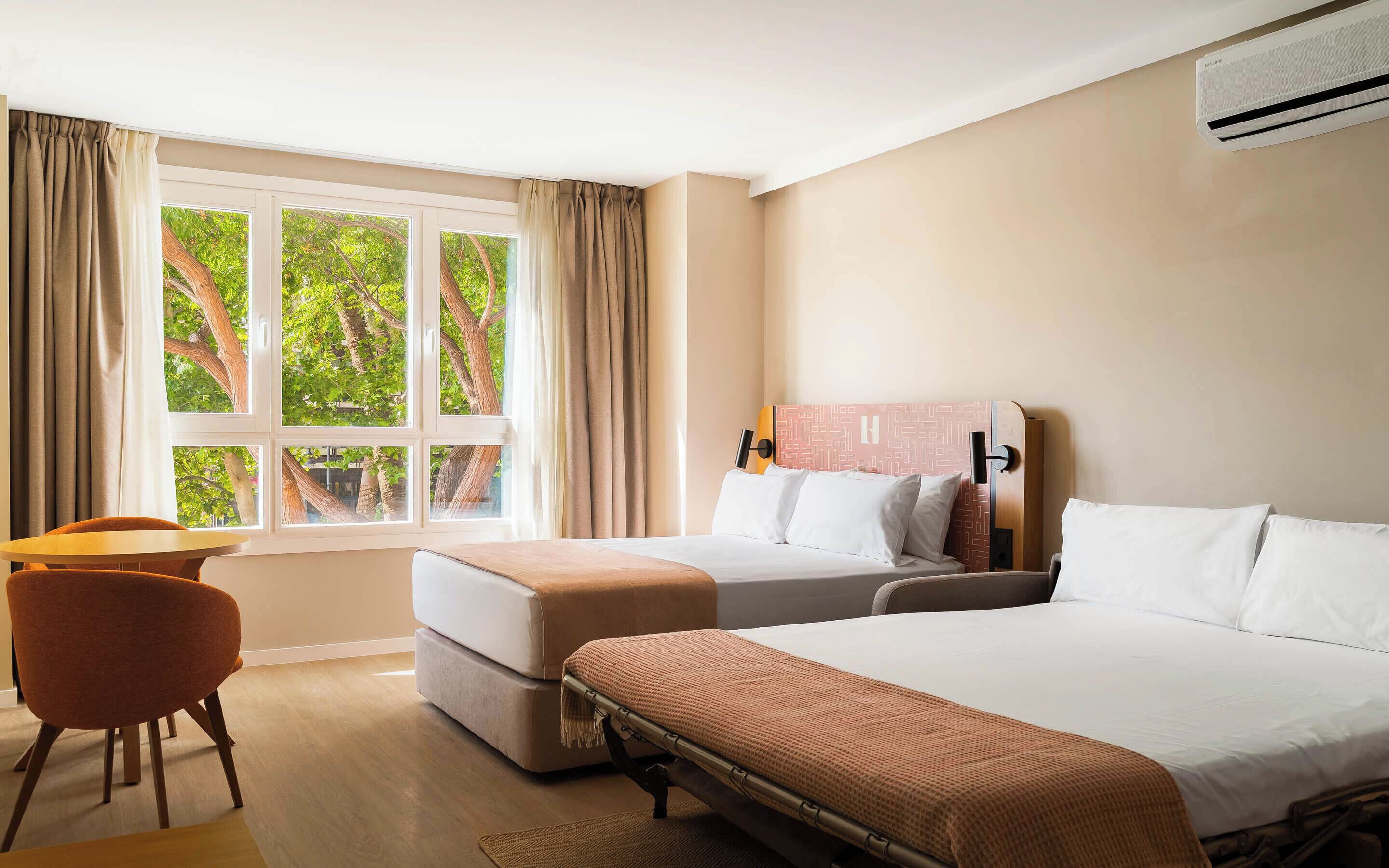 Family Studio with sofa bed | ห้องพักตกแต่งอย่างมีเอกลักษณ์, ตกแต่งพิเศษโดยเฉพาะ, โต๊ะทำงาน