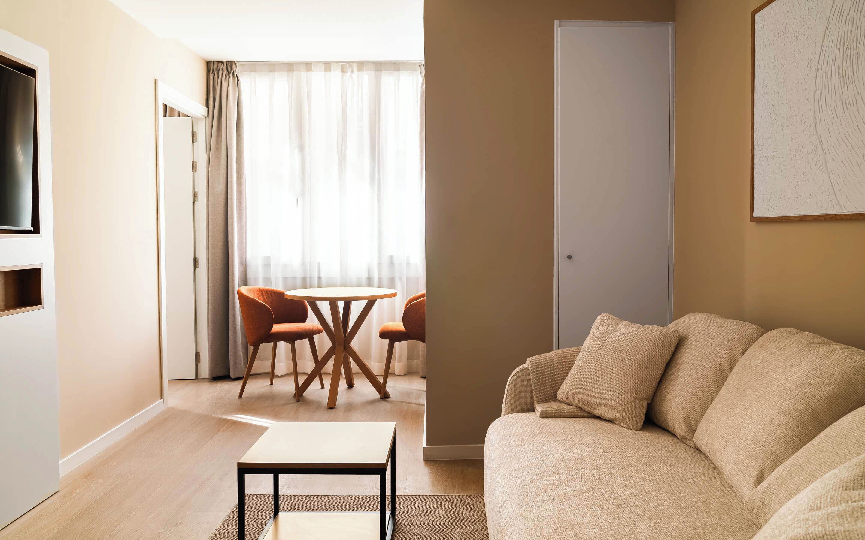 One Bedroom Apartment with sofa bed | Wohnbereich | 50-Zoll-Flachbildfernseher mit Kabelempfang