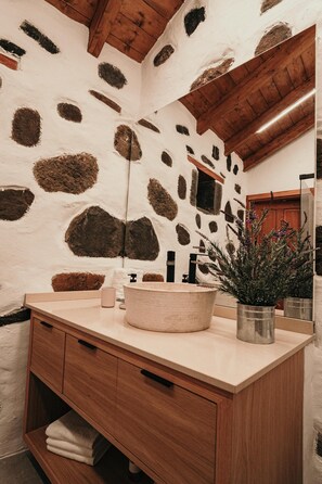 Shower, hair dryer, towels, soap - Vrbo Property (San Bartolomé de Tirajana)
