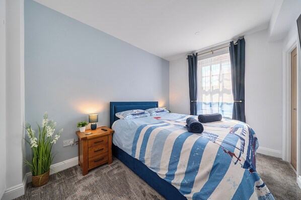 4 bedrooms, iron/ironing board, WiFi (free), bed sheets - 4 Bed - Sleeps 8 - Pool Table -sea View - Parking (Swanage)