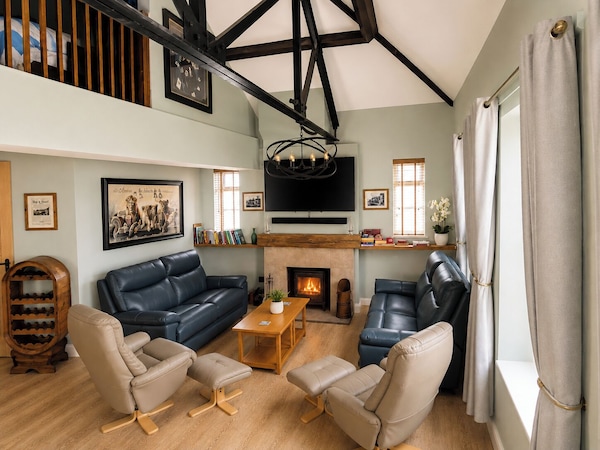 4 Bed - Sleeps 8 - Pool Table -Sea View - Parking - Swanage
