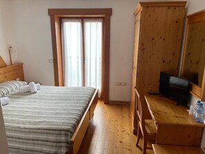 Una scrivania, accesso in sedia a rotelle