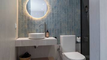 Kamar Double atau Twin Deluks, patio | Kamar mandi | Shower, pengering rambut, handuk, dan sabun