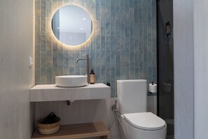Kamar Double atau Twin Deluks, patio | Kamar mandi | Shower, pengering rambut, handuk, dan sabun