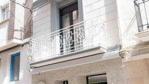 A building with a white facade, a visible entrance, and a sign indicating 'CERAMIC ROOMS.' - Ceramic Rooms Boutique Hostel (Villarreal)