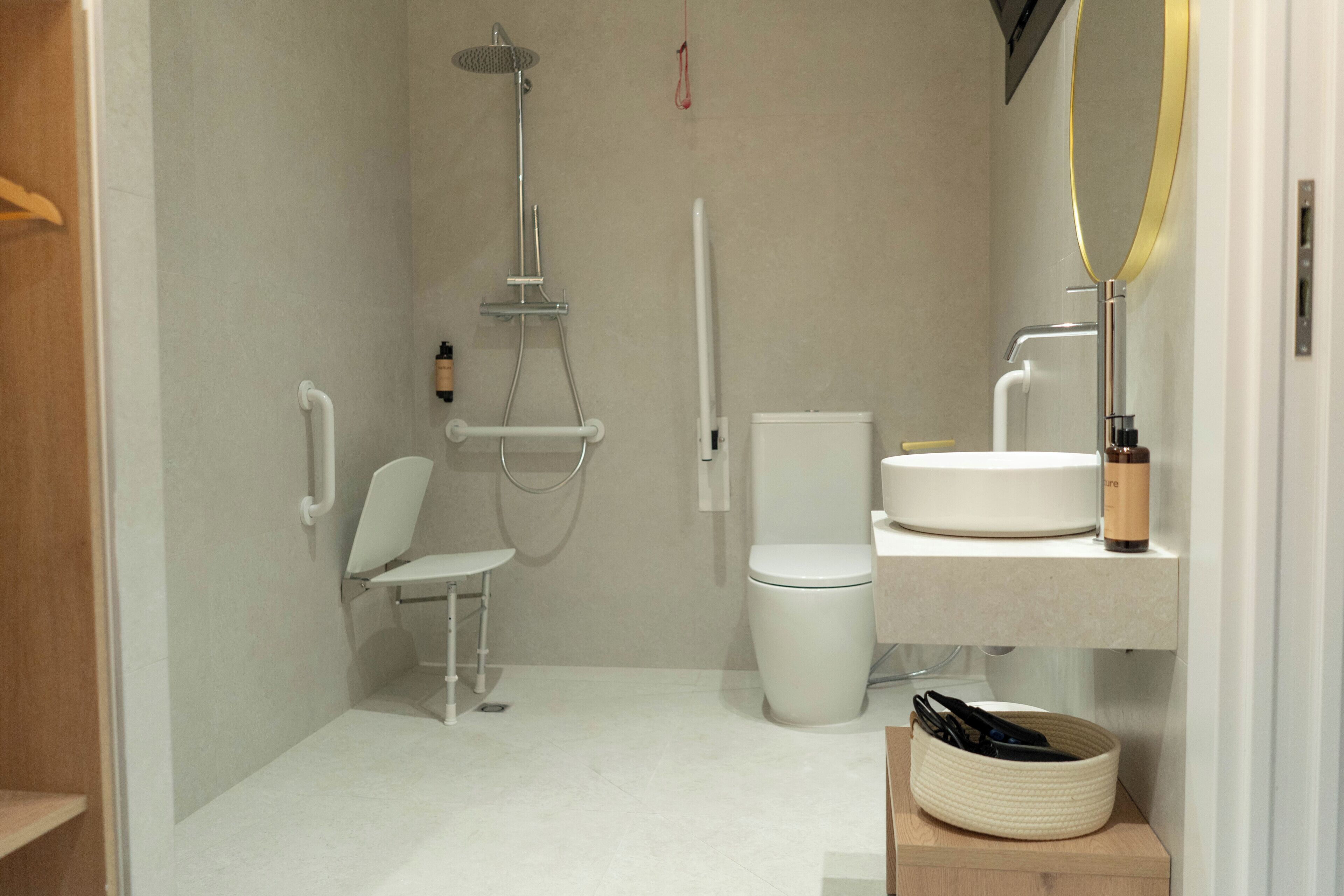 Un baño moderno con ducha, inodoro y lavamanos.
