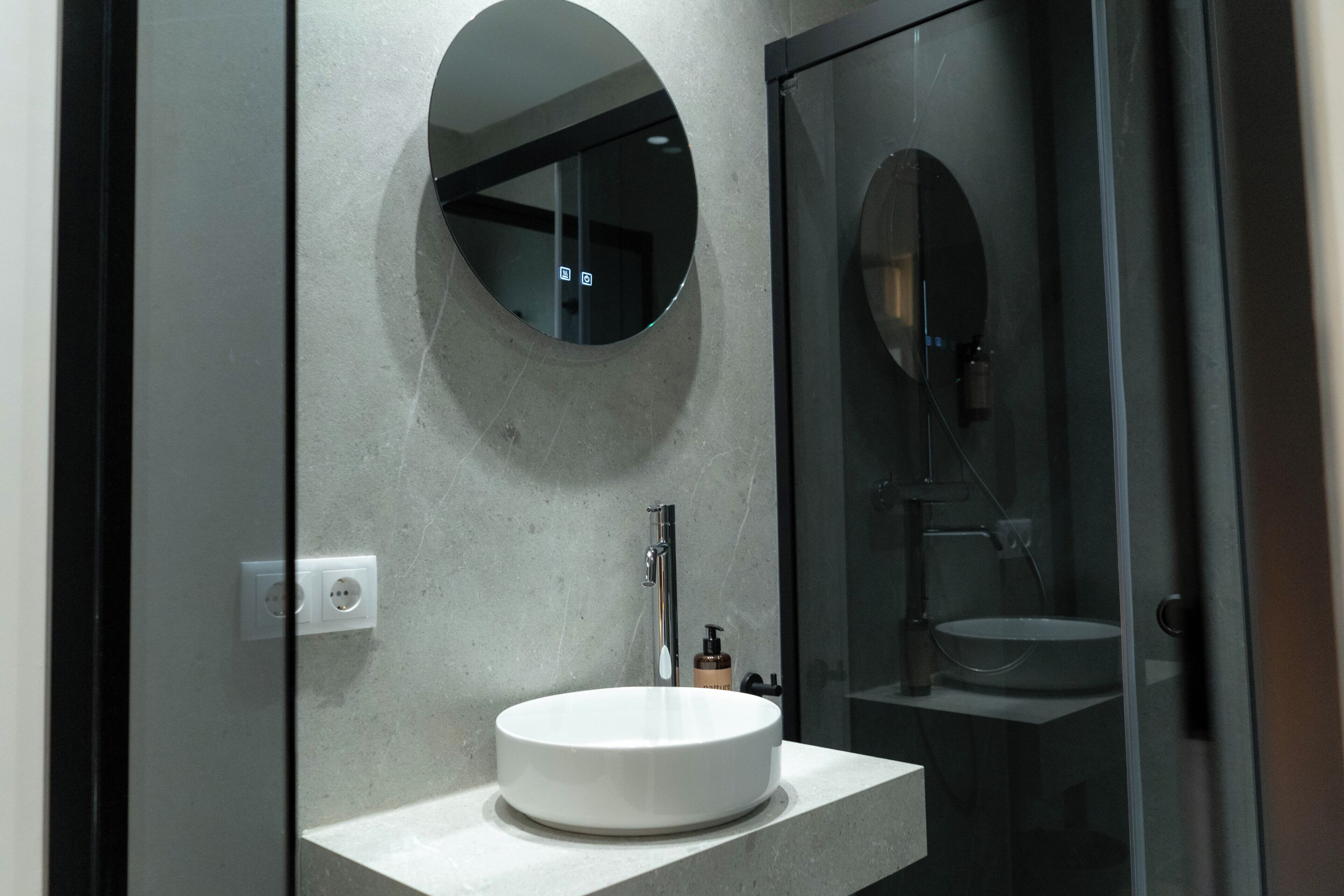 Habitación Confort con 1 cama doble o 2 individuales, no fumadores, Aire acondicionado | Baño | Ducha, secador de pelo, toallas y jabón