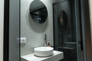 Quarto conforto, 1 cama Queen, ar-condicionado | Banheiro | Chuveiro, secador de cabelo, toalhas de banho, sabonete