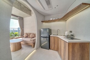 Quarto casal luxo, sacada, vista para a cidade | Área de estar