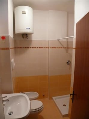 Ein Badezimmer mit Toilette, Bidet und Waschbecken.