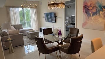 Condo, 2 Bedrooms, Accessible | Dining room