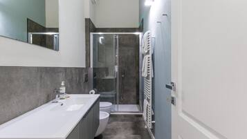 Apartment, Balkon | Badezimmer