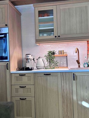 Private kitchen - Gorgeous 4-bedroom house with AC in charming Mālpils (Mālpils)
