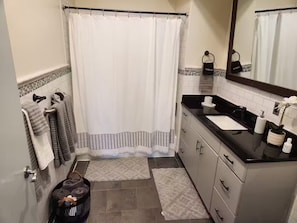 Haartrockner, Handtücher, Seife, Toilettenpapier