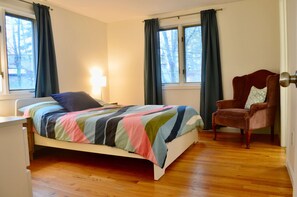 Room - Lakefront Home with Private Dock, Kayaks/SUPs and beautiful spring and summer views. (Shapleigh)