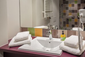 Double Room, Mountain View | Bathroom | Hair dryer, towels, soap, shampoo - Explorer Hotel Bayrischzell (Bayrischzell)