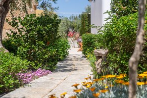 Property grounds - Fantastic beach villa with pool and garden (Torre San Giovanni)