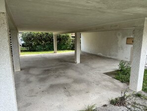 An empty parking area with concrete pillars and a flat roof. - Comfortable Retreat in Bibione for six Guests (San Michele al Tagliamento)