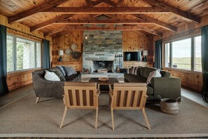 Smart-TV, Kamin, Tischtennisplatte, Arbeitsbereiche